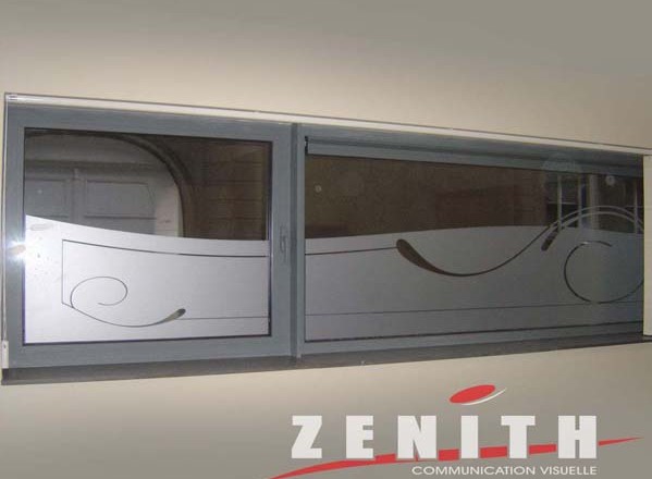 Glass Decor, film “effet sablé”, pare vue “effet sablé” ou “effet givré”, Décoration de vitre, pour commerçants et particuliers, Zénith Communication Visuelle, Lettrage – Image, Enseignes, VItres effet sablé, Décors, Illustration, Havay, Quévy, Mons, Hainautt, Bruxelles, Soignies, La louvière, Namur, Charleroi, Tournai, Liège, Wallonie