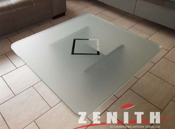 Glass Decor, film “effet sablé”, pare vue “effet sablé” ou “effet givré”, Décoration de vitre, pour commerçants et particuliers, Zénith Communication Visuelle, Lettrage – Image, Enseignes, VItres effet sablé, Décors, Illustration, Havay, Quévy, Mons, Hainautt, Bruxelles, Soignies, La louvière, Namur, Charleroi, Tournai, Liège, Wallonie