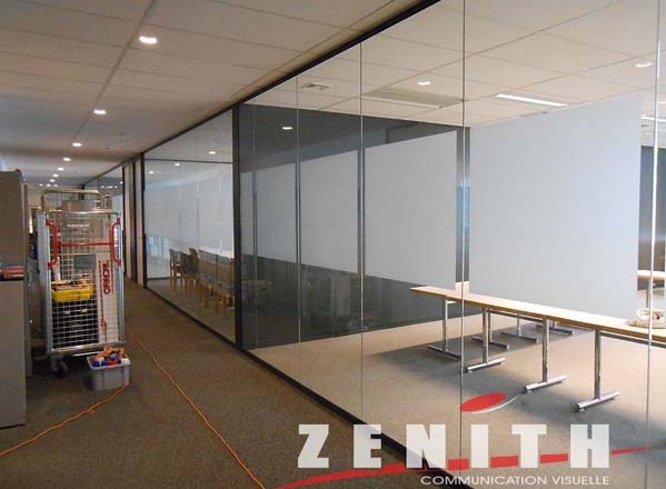 Glass Decor, film “effet sablé”, pare vue “effet sablé” ou “effet givré”, Décoration de vitre, pour commerçants et particuliers, Zénith Communication Visuelle, Lettrage – Image, Enseignes, VItres effet sablé, Décors, Illustration, Havay, Quévy, Mons, Hainautt, Bruxelles, Soignies, La louvière, Namur, Charleroi, Tournai, Liège, Wallonie