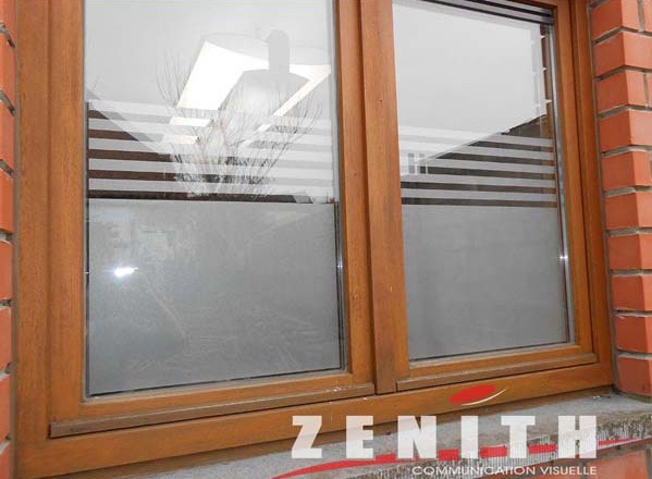 Glass Decor, film “effet sablé”, pare vue “effet sablé” ou “effet givré”, Décoration de vitre, pour commerçants et particuliers, Zénith Communication Visuelle, Lettrage – Image, Enseignes, VItres effet sablé, Décors, Illustration, Havay, Quévy, Mons, Hainautt, Bruxelles, Soignies, La louvière, Namur, Charleroi, Tournai, Liège, Wallonie