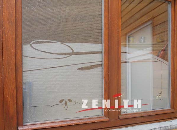 Glass Decor, film “effet sablé”, pare vue “effet sablé” ou “effet givré”, Décoration de vitre, pour commerçants et particuliers, Zénith Communication Visuelle, Lettrage – Image, Enseignes, VItres effet sablé, Décors, Illustration, Havay, Quévy, Mons, Hainautt, Bruxelles, Soignies, La louvière, Namur, Charleroi, Tournai, Liège, Wallonie